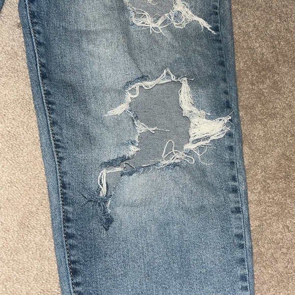 Denizen from Levi’s Women’s Mom Jean Very Distressed Size 7 W28 Zipper fly - Picture 8 of 9